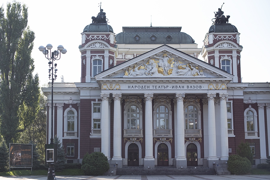 Заплахи по мутренски от директора на Народния театър Васил Василев