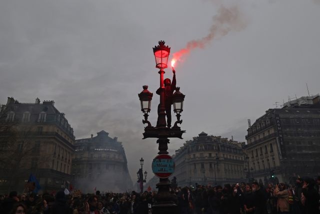 Кметството на Бордо беше подпалено докато във Франция продължаваха протестите