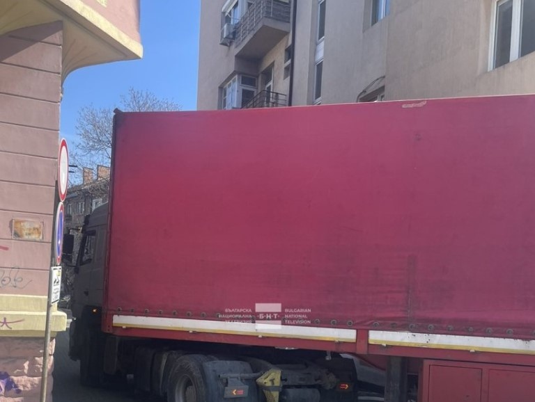 Тежкотоварен автомобил се заклещи в локалното платно на бул Цариградско