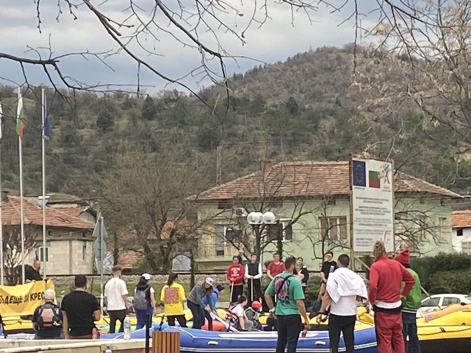 Около 30 души – еколози и рафтъри протестираха срещу довършването