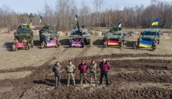 Първите британски танкове Чалънджър пристигнаха в Украйна съобщи късно снощи