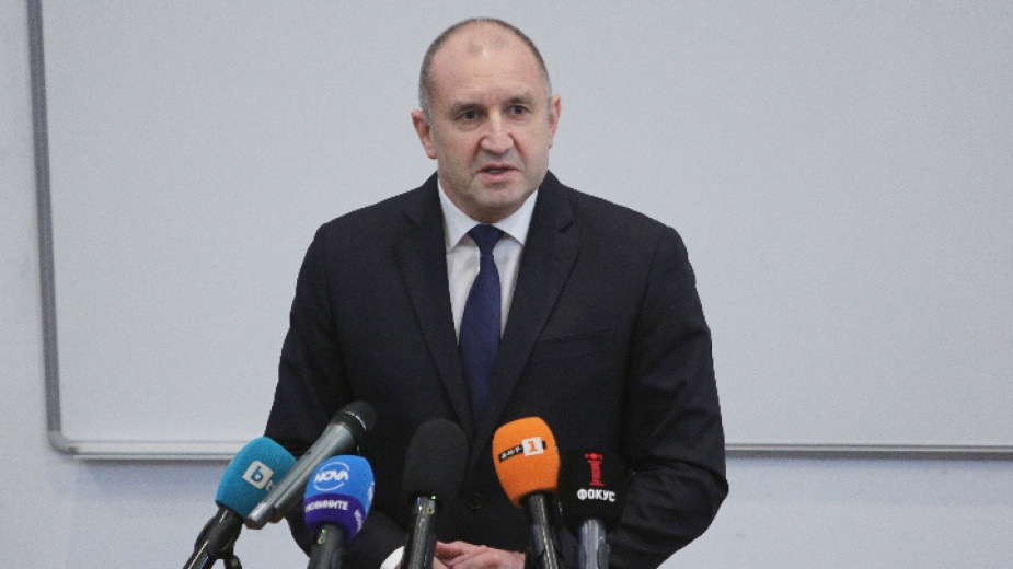 Президентът Румен Радев коментира днес бомбените заплахи срещу училища които