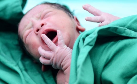 Жените в Европа раждат първото си дете все по късно според