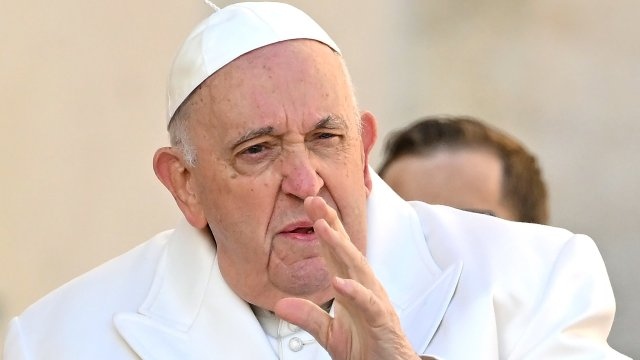 Папа Франциск е бил диагностициран с респираторна инфекция и ще
