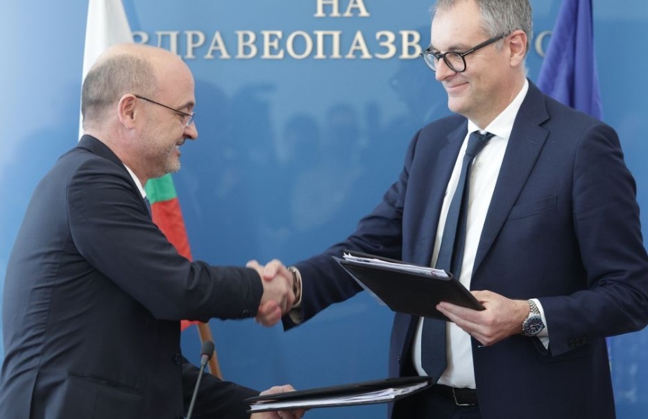 Министърът на здравеопазването Асен Меджидиев и Андреа Мертето от фирмата