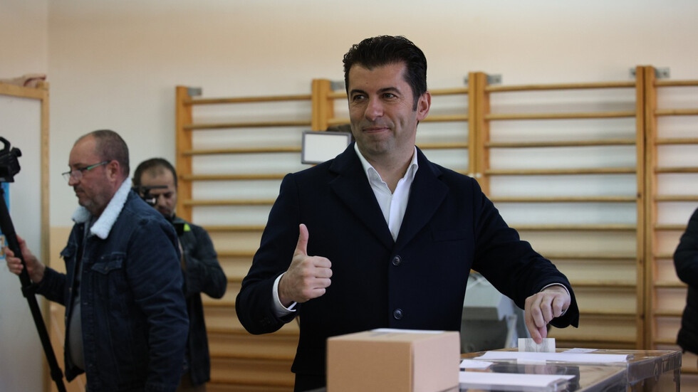 Съпредседателят на Продължаваме промяната Кирил Петков гласува в 133 СУ