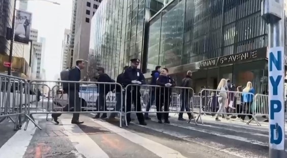 Доналд Тръмп пристигна с частния си самолет от Флорида в