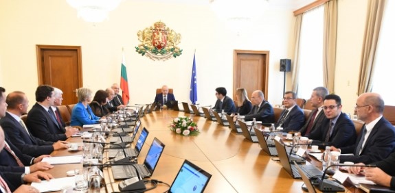 Служебният кабинет на Гълъб Донев продължава да прави рокади в