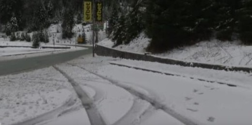 Сняг заваля през април в Родопите Пътищата в курорта Пампорово побеляха