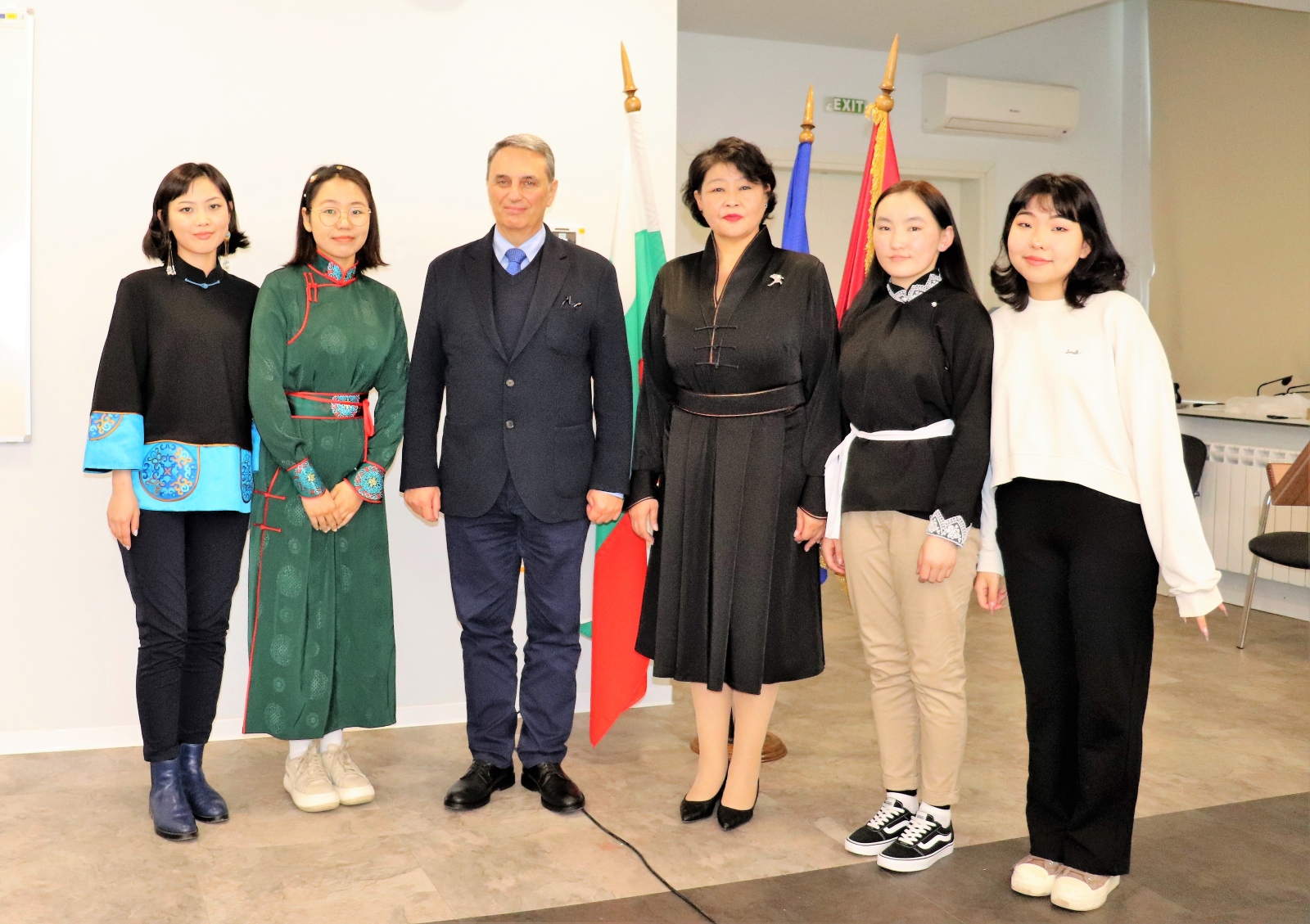 Студенти от 5 държави – Монголия Република Северна Македония Молдова