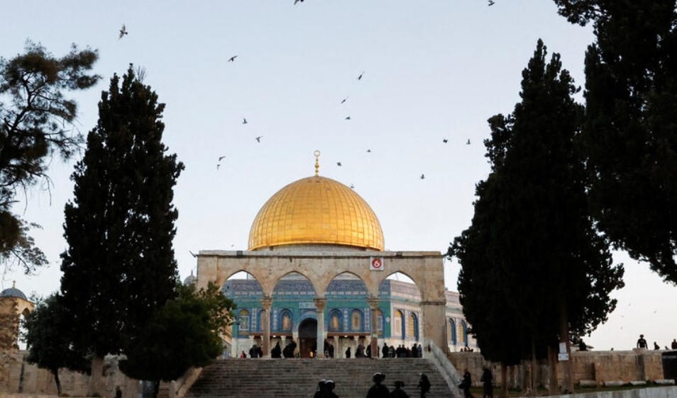 Израелската армия съобщи за поне две вълни ракетни атаки срещу