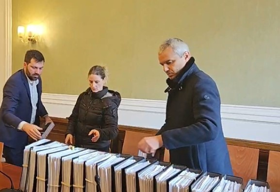 Партия Възраждане внесе в парламента 590 хиляди подписа за референдум