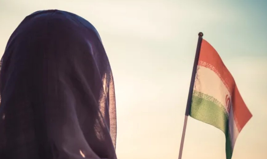 Иранските власти поставят камери за да следят дали жените носят