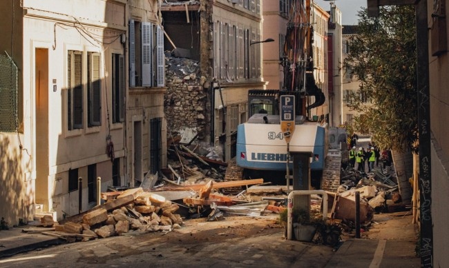 Френските власти съобщиха че рано в понеделник са открити две