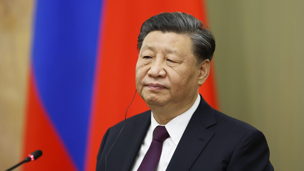 Президентът на Китай Си Дзинпин инспектира военноморските сили под командването