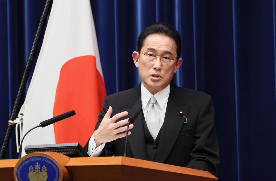 Мъж хвърли както изглежда бомбичка по японския премиер Фумио Кишида
