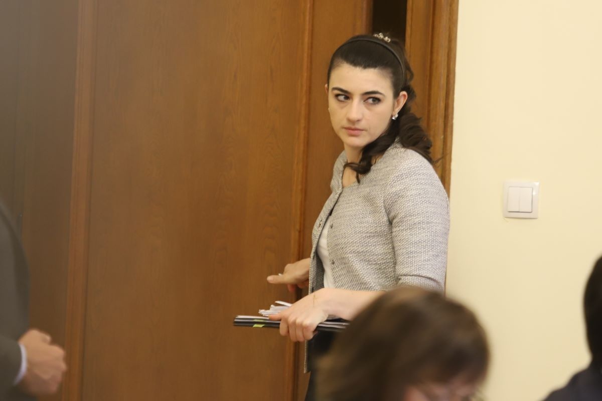 Текат нови политически преговори двете най големи коалиции в парламента Представители