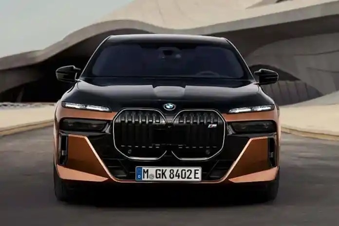Посрещнете най-мощния електрически модел на BMW досега.
- от 0 до