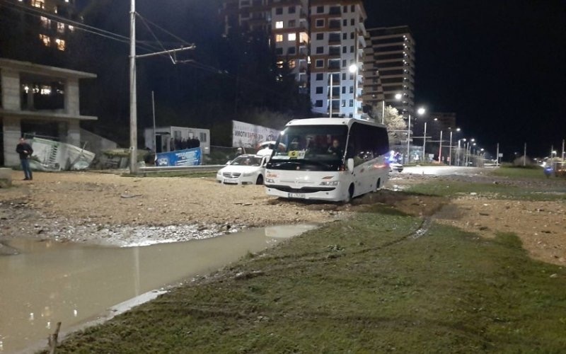 Спукване на магистрален водопровод предизвиква огромно наводнение на булевард Васил