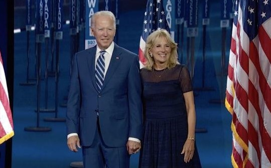 Американският президент  му Джил са спечелила близо 580 000 долара през