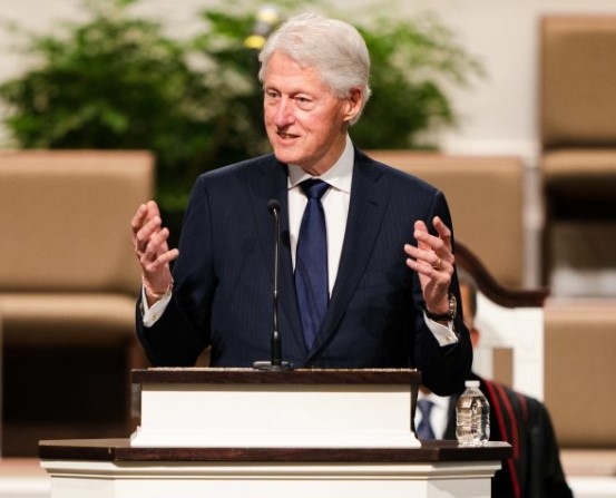 Американският президент Бил Клинтън 1993 – 2001 г е приел