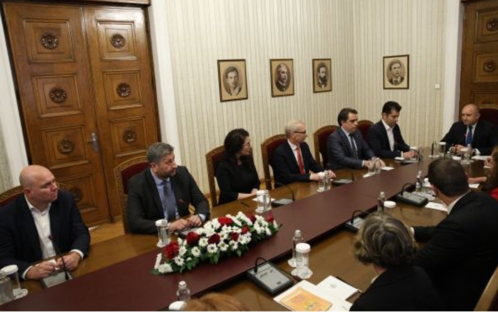 Президентът Румен Радев реши влезе в тона на БСП и