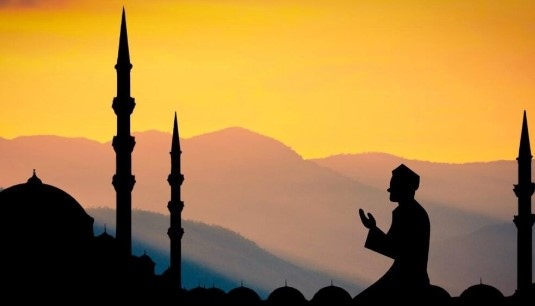 Мюсюлманите празнуват Рамазан Байрам с който приключват едномесечните пости Най важната