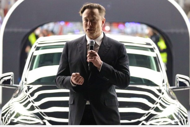 Нетното състояние на американския милиардер Илон Мъск се стопи с