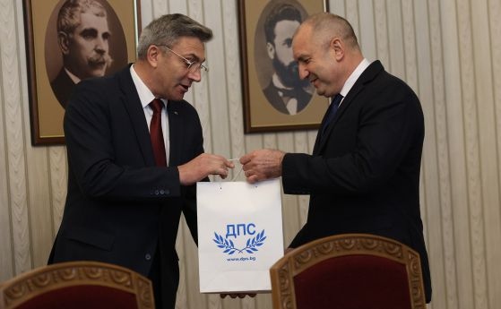 Президентът Румен Радев поиска от ДПС да помага за съставянето