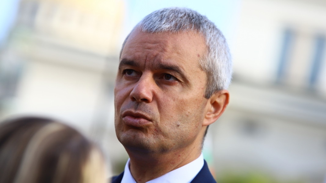 Лидерът на Възраждане Костадин Костадинов прогнозира на брифинг във Варна