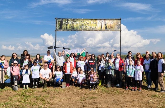 Екипът на Пощенска банка засади над 2000 фиданки в Международния