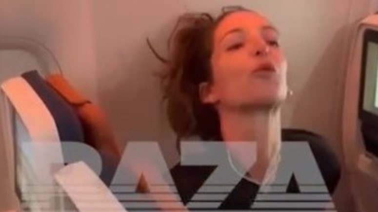 Солидно подпийнала 28 годишна рускиня скандира против президента Владимир Путин за