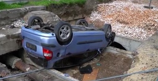 Автомобил се преобърна по таван в изкоп Инцидентът е станал