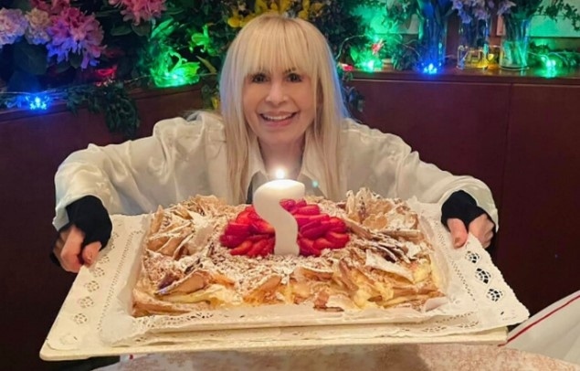Торта с въпросителна свещичка за рождения ден на Лили Иванова (СНИМКИ)