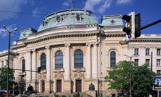 Средният размер на таксата за обучение в държавни висши училища