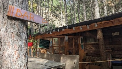 Рафтинг комплексът в Кресненското дефиле който включва бунгала ресторант бар