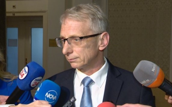 Ние смятаме че трябва да подготвим програма за 18 месеца