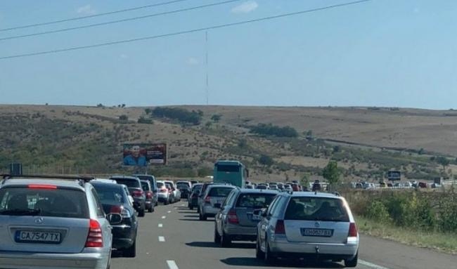 Дългият уикенд започна с интензивен трафик по пътищата на страната.