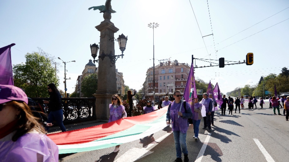 Представители на КНСБ блокираха за кратко Орлов мост в София