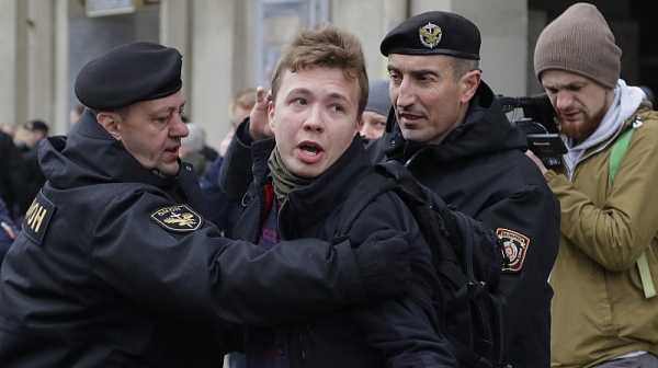 Беларуският опозиционен активист арестуван след като самолетът на Ryanair в