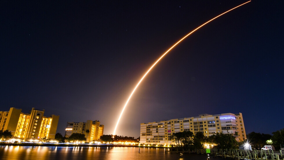 Американската компания SpaceX изстреля ракета носител Falcon 9 с 56 микроспътника