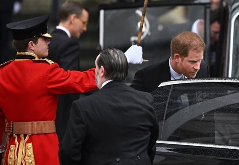 Херцогът на Съсекс Хари напусна бързо коронацията на баща си