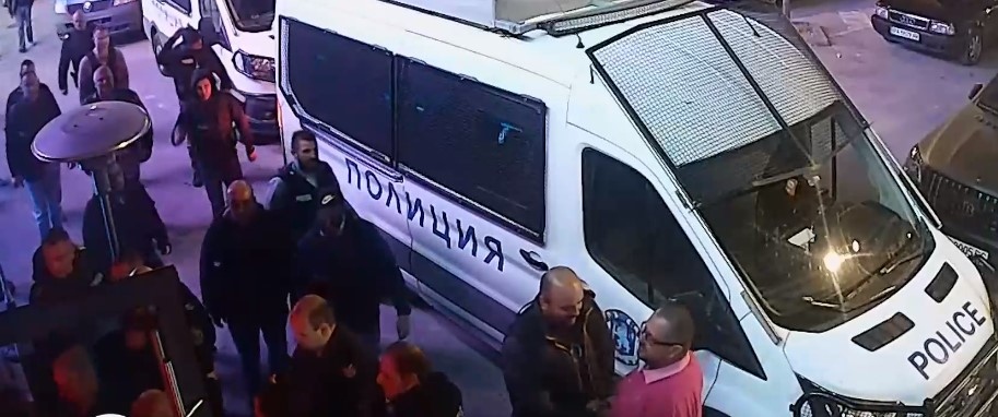 Безпрецедентен обиск на клиенти в нощно заведение в Пловдив Полицията