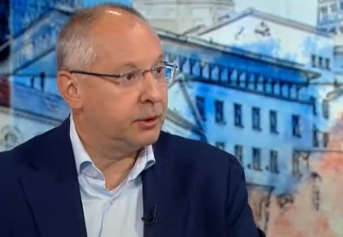 Логически и политически най закономерна е коалиция между първите две сили