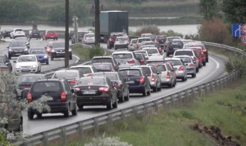 Засилен трафик по пътищата в цялата страна се очаква през