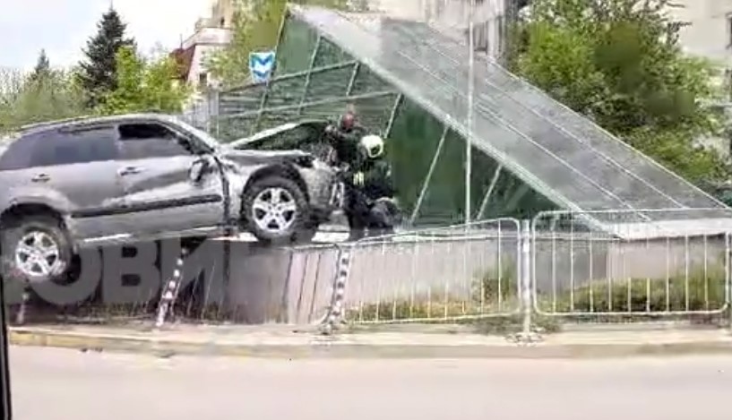 Джип се качи върху оградата на метростанция Акад Ал Теодоров