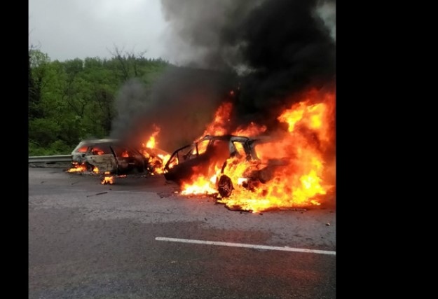 Два автомобила се сблъскаха близо до предела на Прохода на