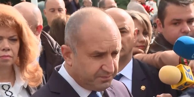 Президентът Румен Радев обяви че ще връчи първия мандат на