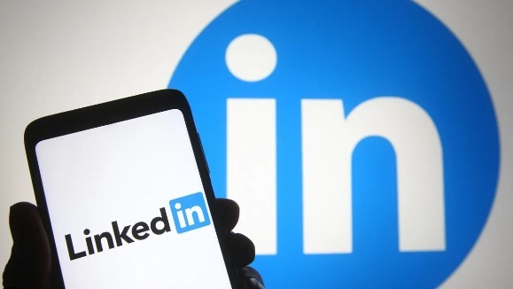 Компанията която управлява социалната мрежа ЛинктИн LinkedIn която свързва работодатели