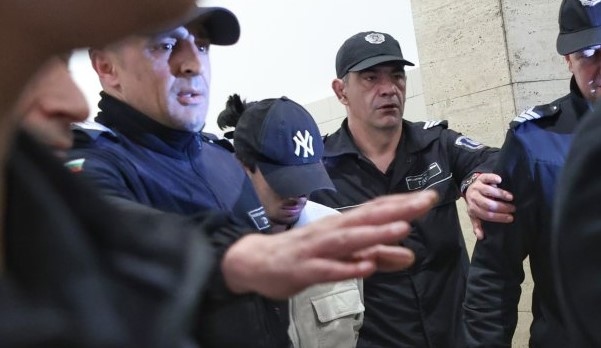 На влизане в съдебната зала Адриан Антонов каза че съжалява